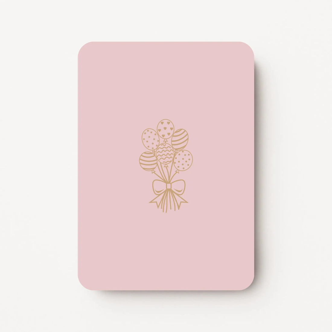 Staande roze verjaardagskaart met een goudbruine lijntekening van zes ballonnen en een strik.