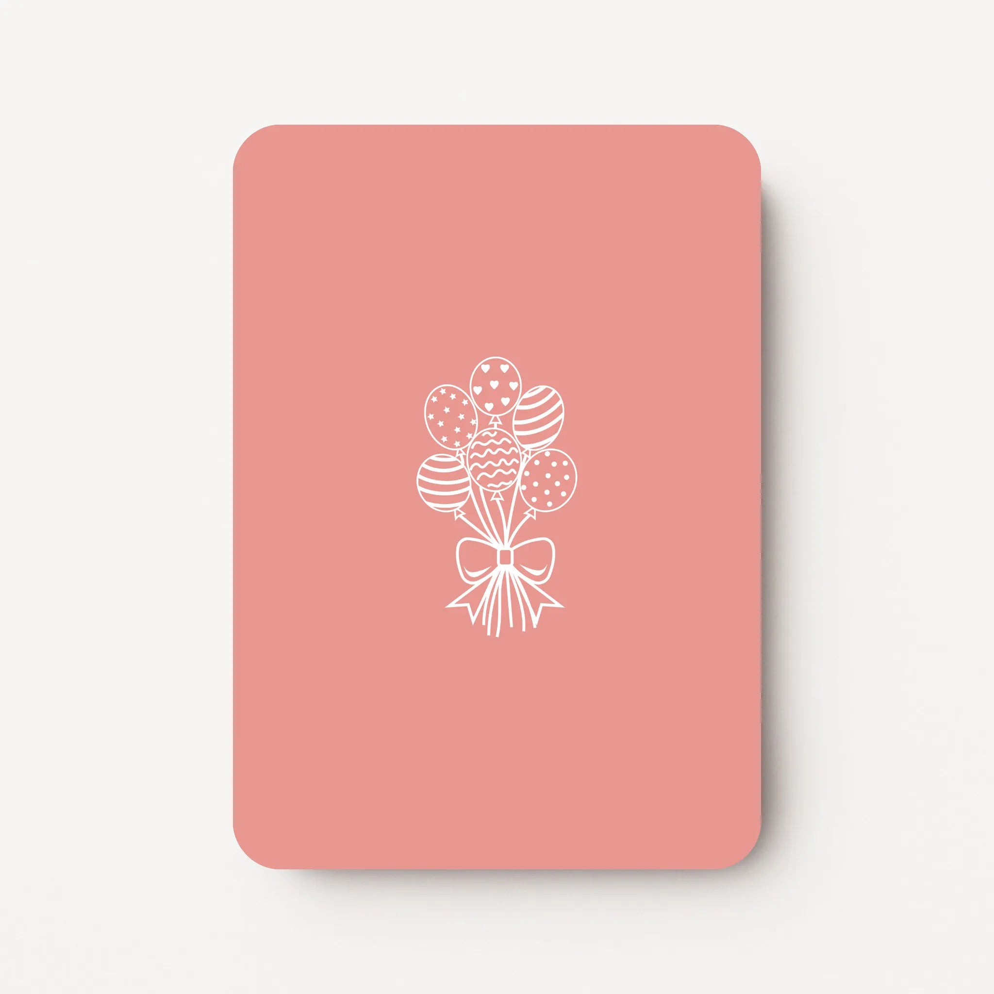 Staande roze verjaardagskaart met een witte lijntekening van zes ballonnen en een strik.