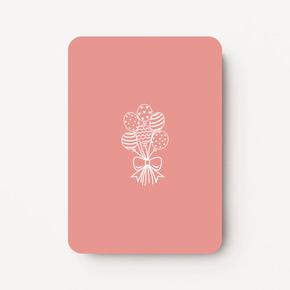 Staande roze verjaardagskaart met een witte lijntekening van zes ballonnen en een strik.