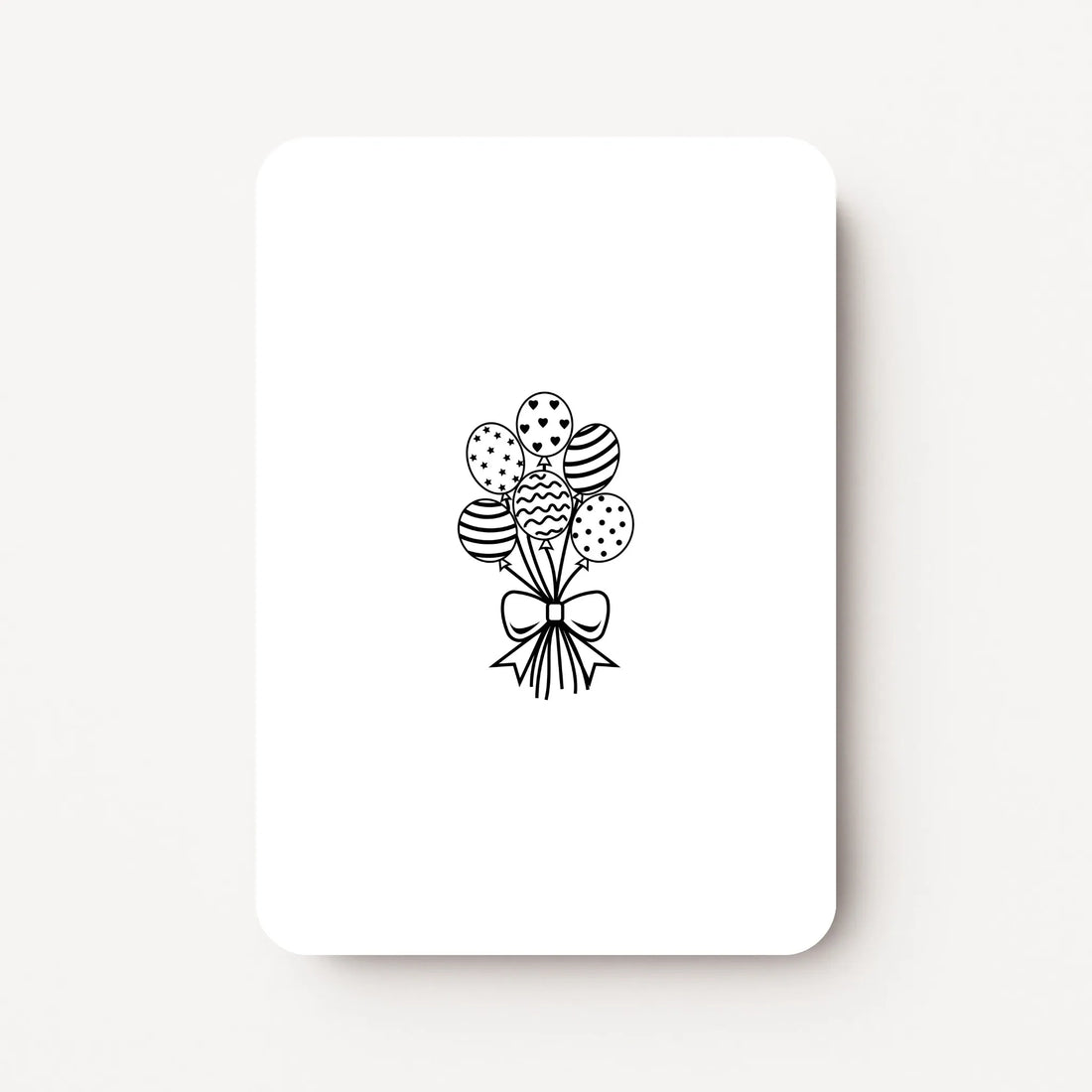 Staande witte verjaardagskaart met een zwarte lijntekening van zes ballonnen en een strik.