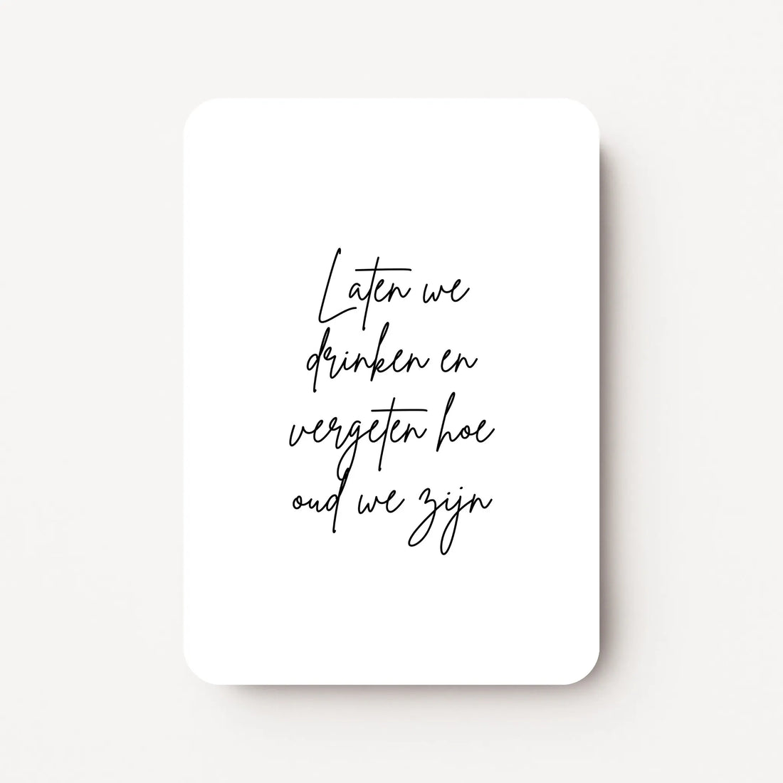 Staande verjaardagskaart voor een vrouw met zwarte tekst ‘Laten we drinken en vergeten hoe oud we zijn’, minimalistisch ontwerp op witte achtergrond, flatlay op witte ondergrond.