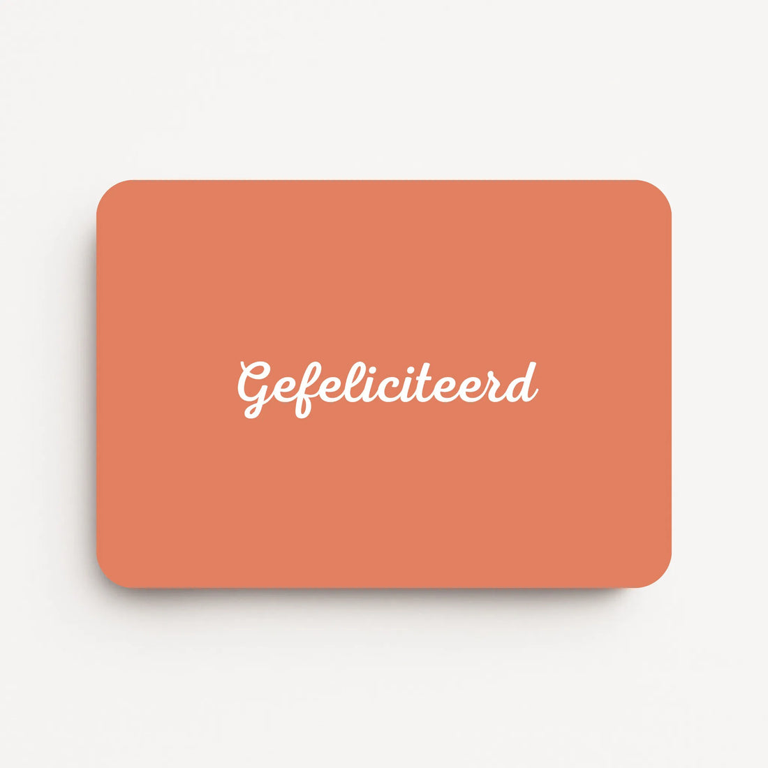 Liggende koraalroze verjaardagskaart met witte tekst "Gefeliciteerd".