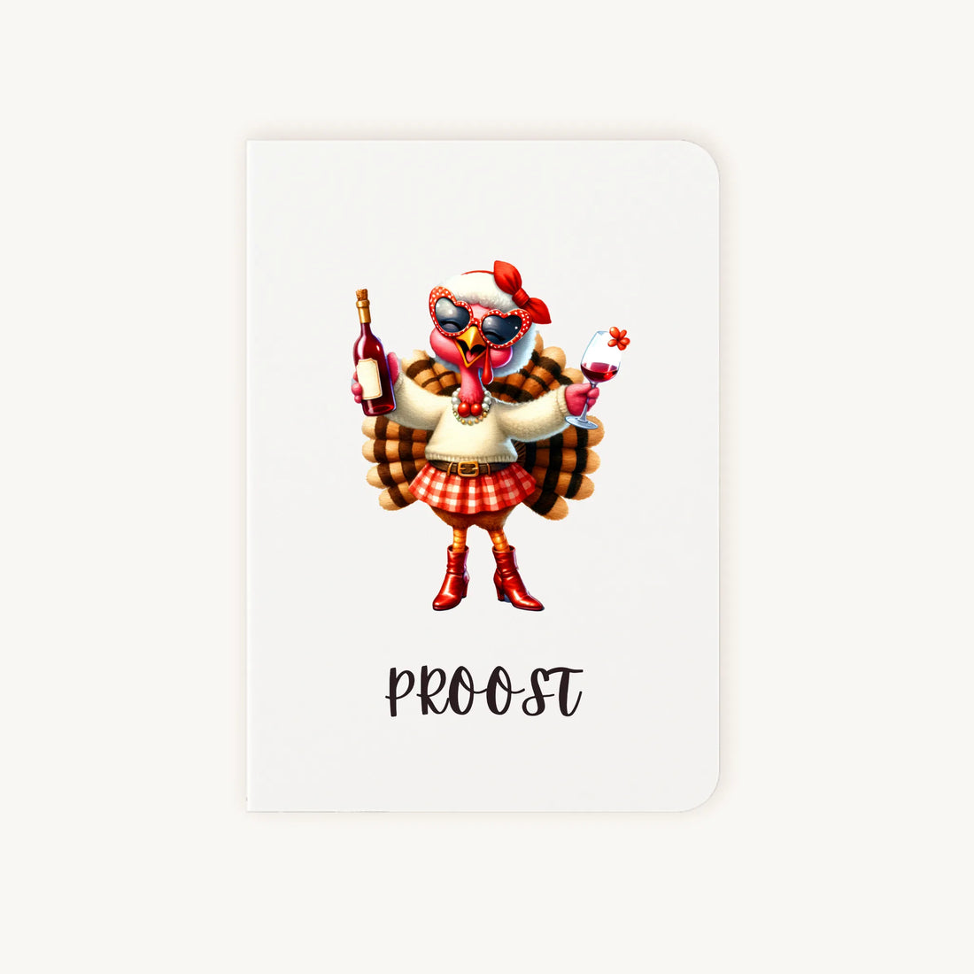 Staande dubbelgevouwen verjaardagskaart met feestelijke kalkoen in hippe outfit met zonnebril, laarzen en glas wijn, met tekst Proost, flatlay op lichte achtergrond.
