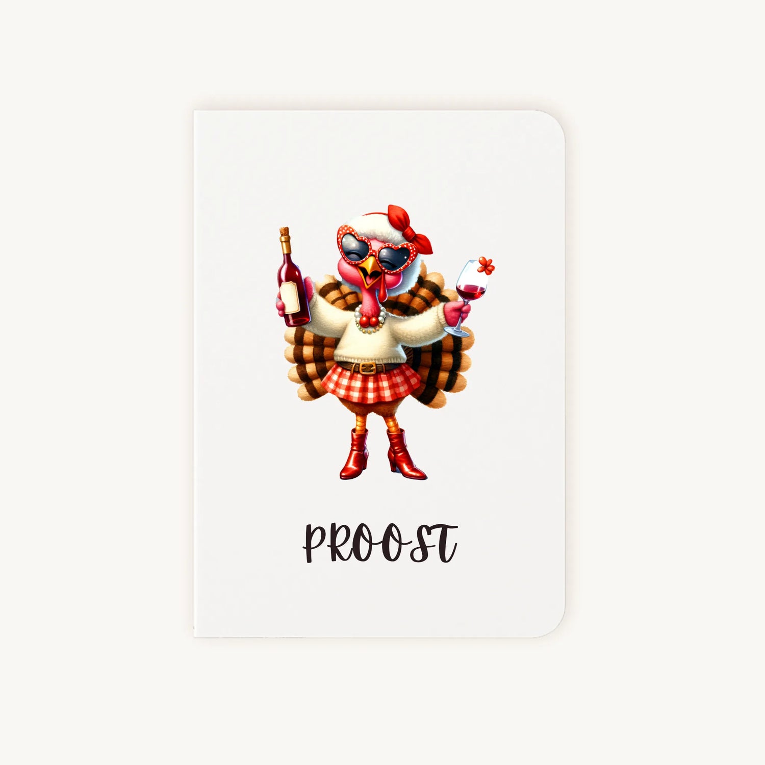 Staande dubbelgevouwen verjaardagskaart met feestelijke kalkoen in hippe outfit met zonnebril, laarzen en glas wijn, met tekst Proost, flatlay op lichte achtergrond.