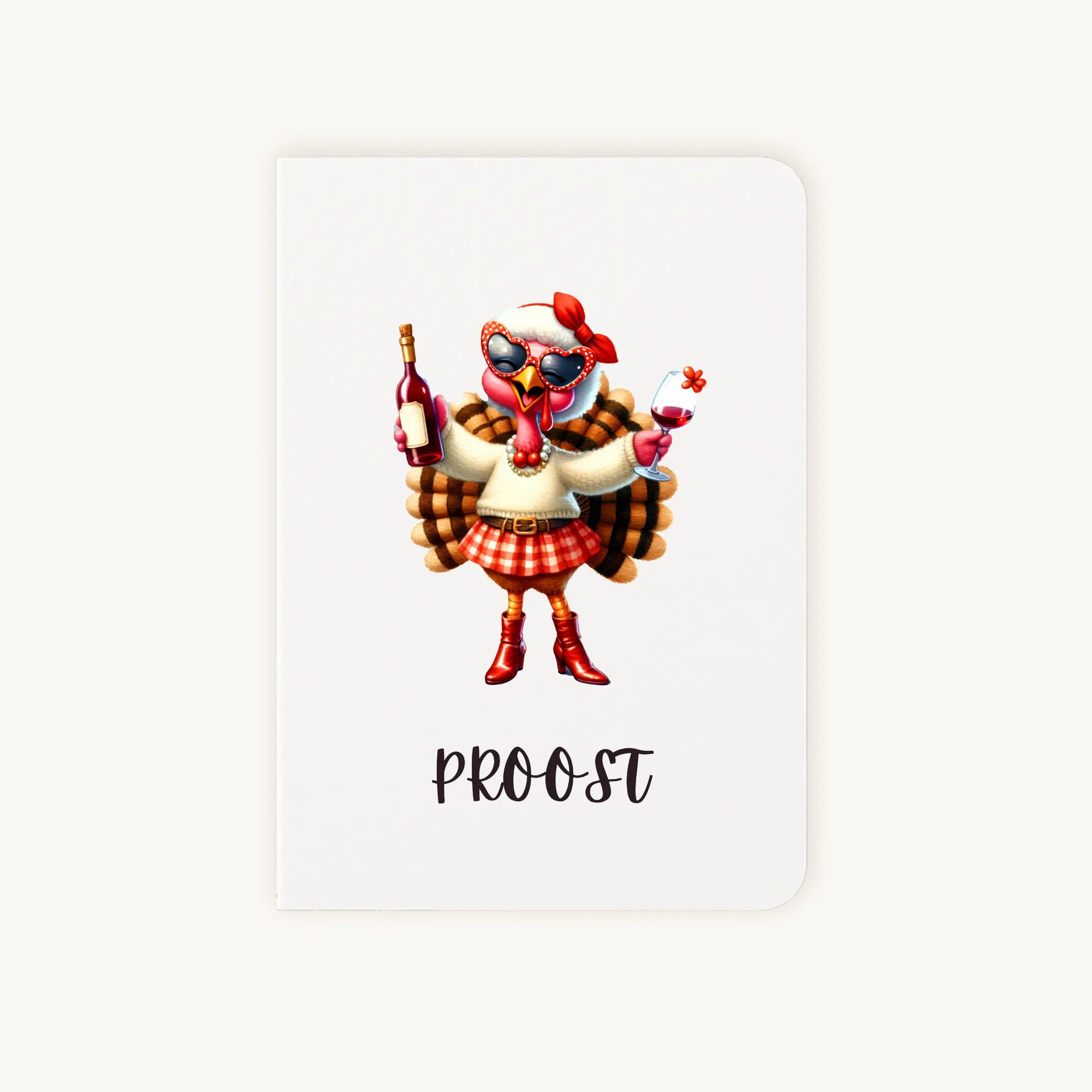 Staande dubbelgevouwen verjaardagskaart met feestelijke kalkoen in hippe outfit met zonnebril, laarzen en glas wijn, met tekst Proost, flatlay op lichte achtergrond.