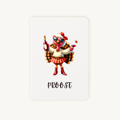 Staande dubbelgevouwen verjaardagskaart met feestelijke kalkoen in hippe outfit met zonnebril, laarzen en glas wijn, met tekst Proost, flatlay op lichte achtergrond.