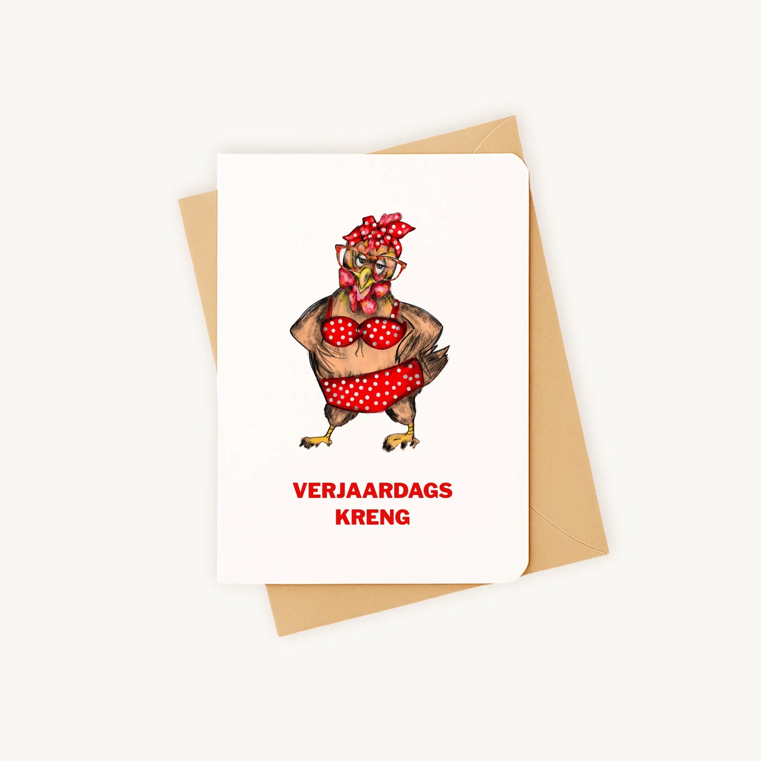 Staande verjaardagskaart met kipillustratie op een kraftenvelop.