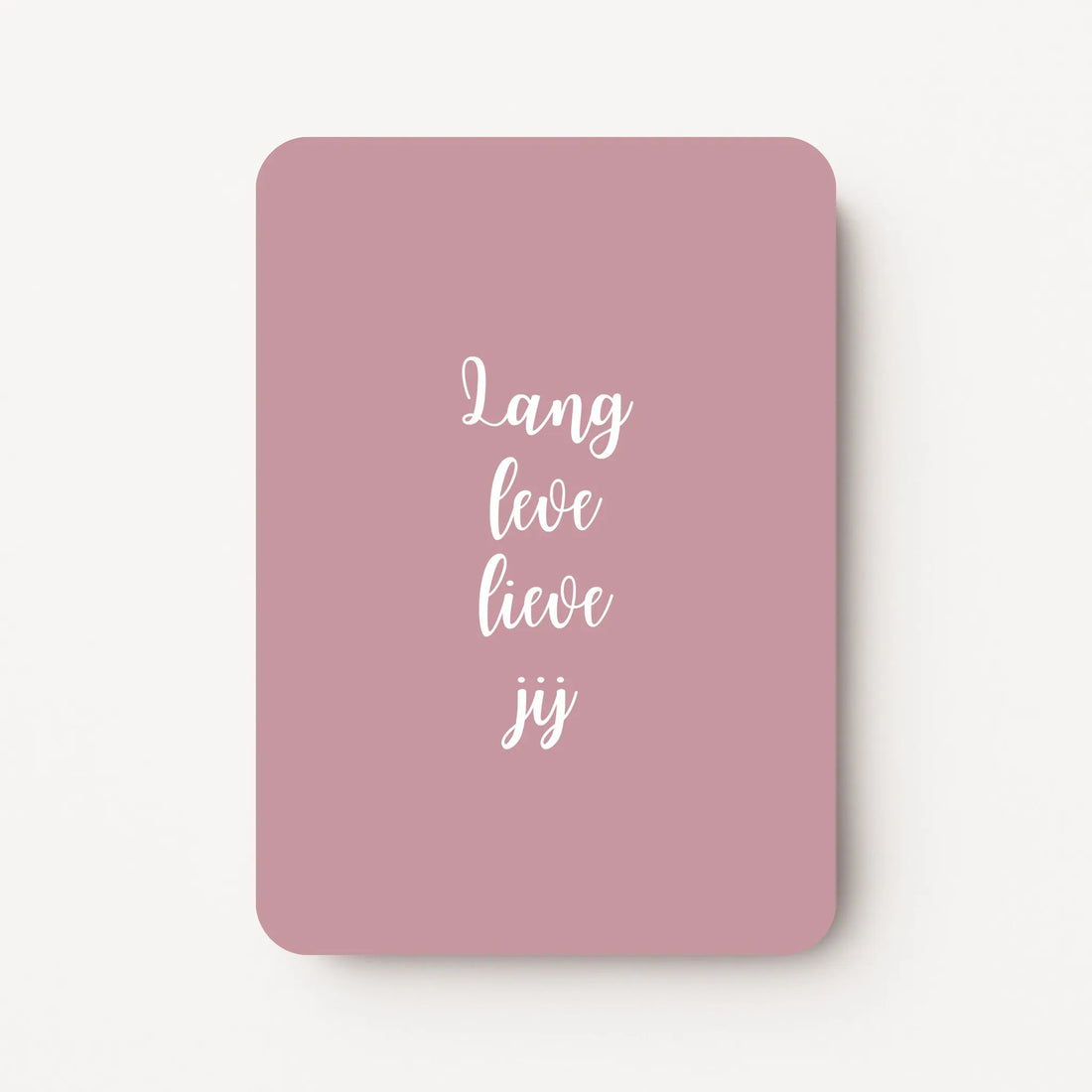 Staande verjaardagskaart voor een vrouw met witte tekst ‘Lang leve lieve jij’ op een zachte oudroze achtergrond, flatlay op witte ondergrond.