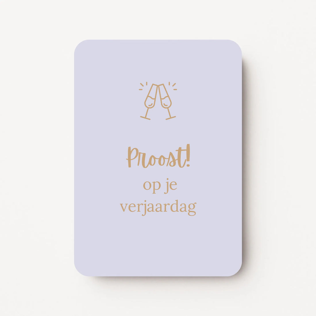 Staande verjaardagskaart voor een vrouw met warm beige lineart van twee proostende champagneglazen en tekst ‘Proost! op je verjaardag’ op een zachte lavendelgrijze achtergrond, flatlay op witte ondergrond.