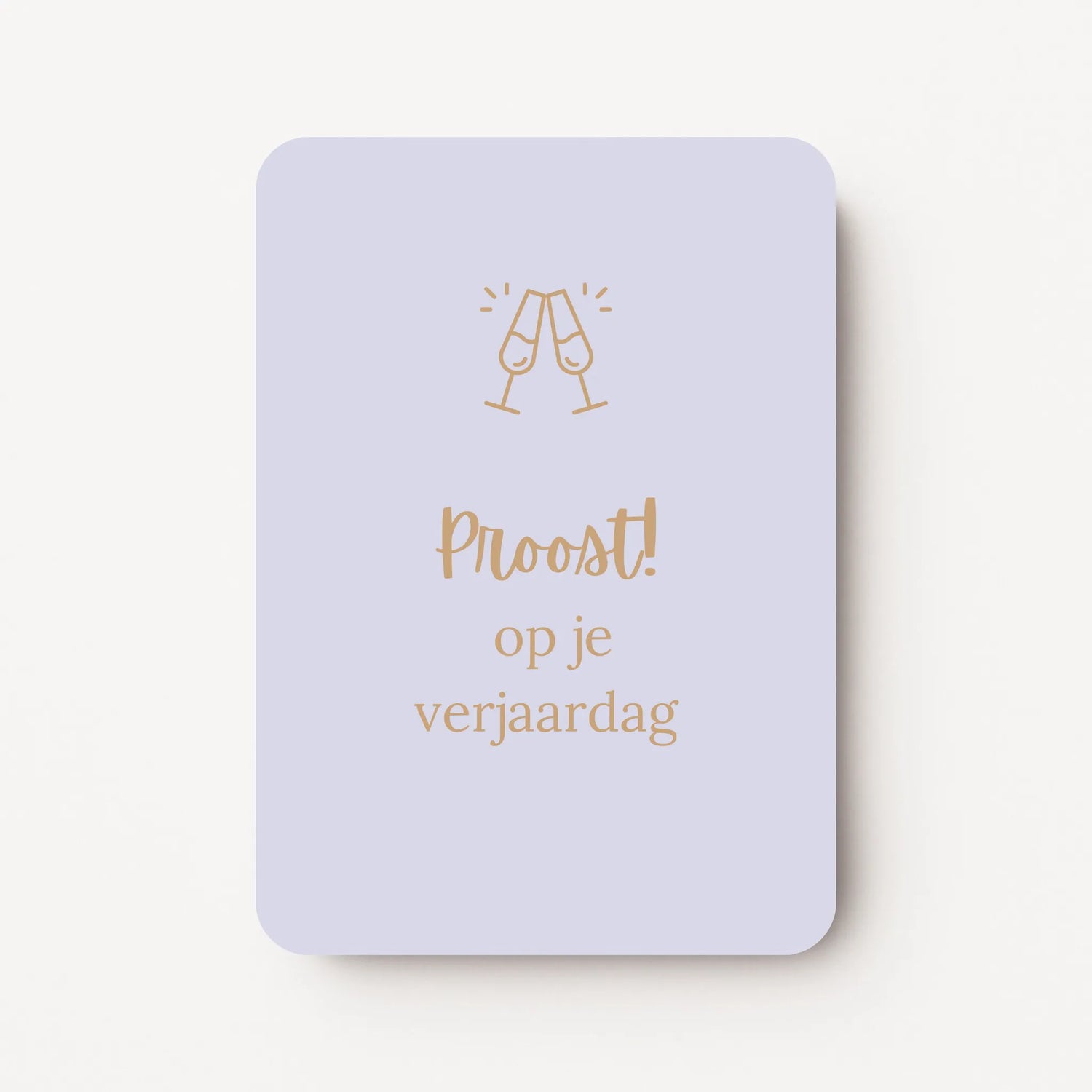 Staande verjaardagskaart voor een vrouw met warm beige lineart van twee proostende champagneglazen en tekst ‘Proost! op je verjaardag’ op een zachte lavendelgrijze achtergrond, flatlay op witte ondergrond.