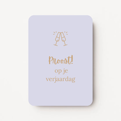 Staande verjaardagskaart voor een vrouw met warm beige lineart van twee proostende champagneglazen en tekst ‘Proost! op je verjaardag’ op een zachte lavendelgrijze achtergrond, flatlay op witte ondergrond.