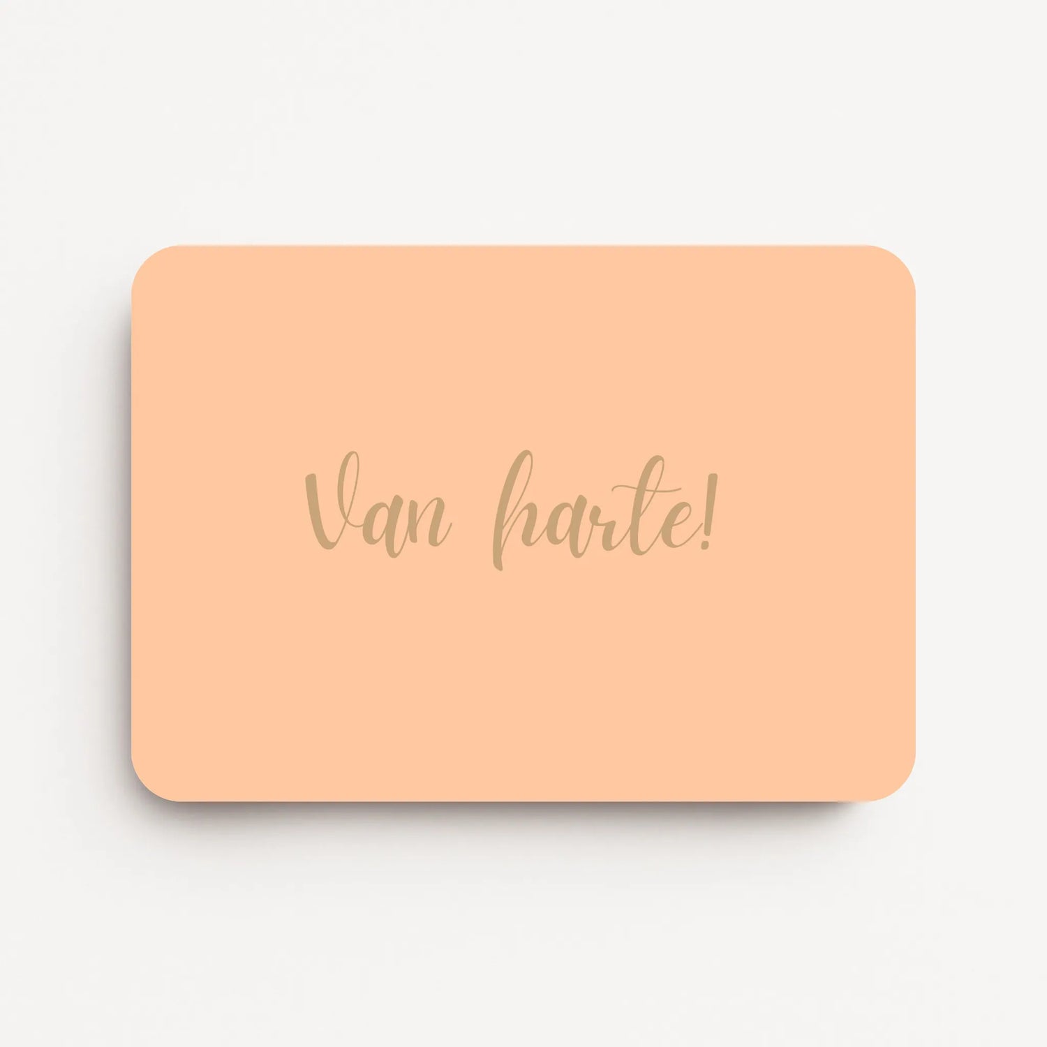 Liggende verjaardagskaart voor een vrouw met warm beige tekst ‘Van harte!’ op een warme perzikkleurige achtergrond, flatlay op witte ondergrond.