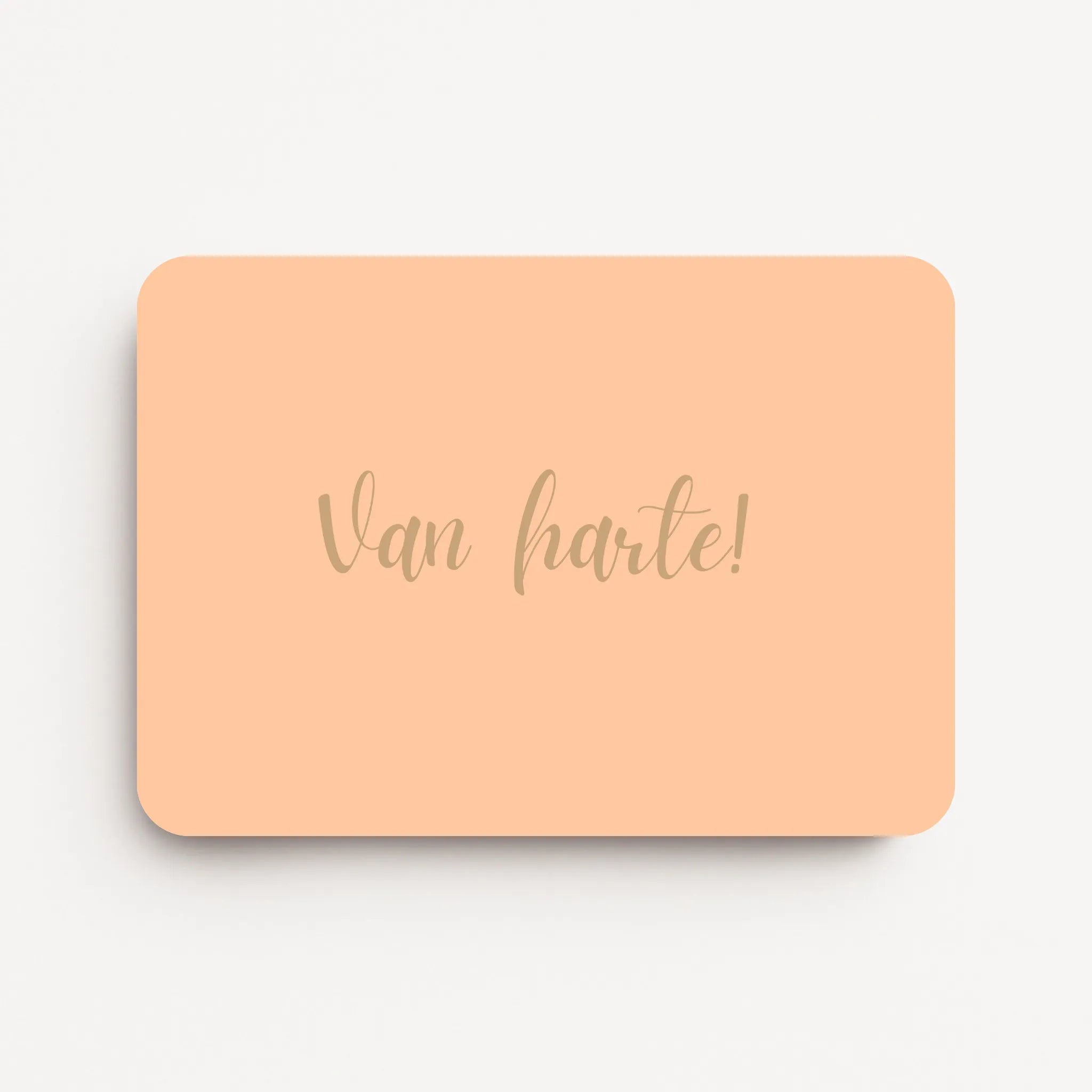 Liggende verjaardagskaart voor een vrouw met warm beige tekst ‘Van harte!’ op een warme perzikkleurige achtergrond, flatlay op witte ondergrond.