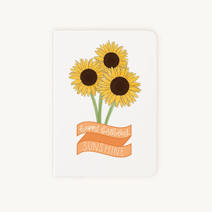 Verjaardagskaart zonnebloemen voorkant met drie bloemen en happy birthday sunshine tekst