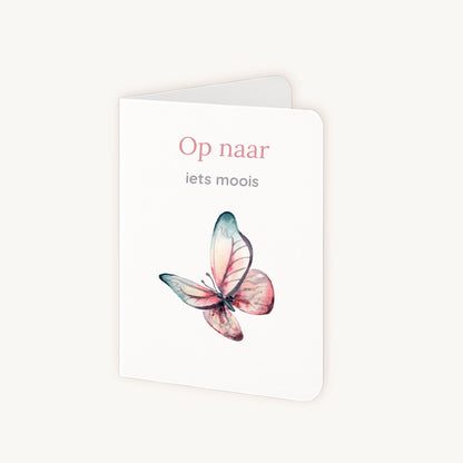 Dubbelgevouwen vlinderkaart aquarel half geopend op witte achtergrond