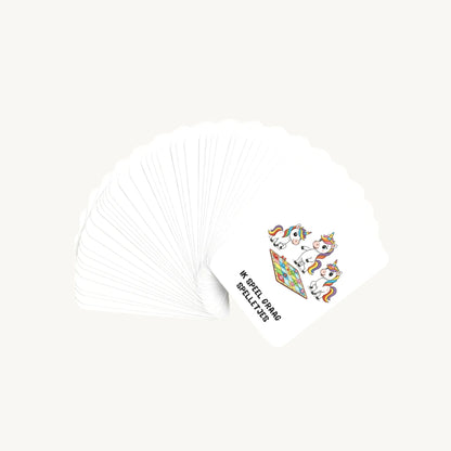 Waaier van 30 cartoonkaarten met unicorns voor kleuters, waarbij alleen de bovenste illustratie zichtbaar is, in vrolijke pastelkleuren en meisjesachtige stijl.