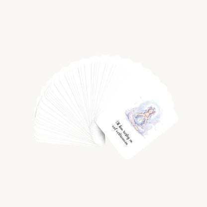 Waaier van 30 dreamy boho aquarelkaarten met korte affirmaties over bevalling, waarbij alleen de bovenste illustratie zichtbaar is, in een rustgevende en verfijnde stijl.