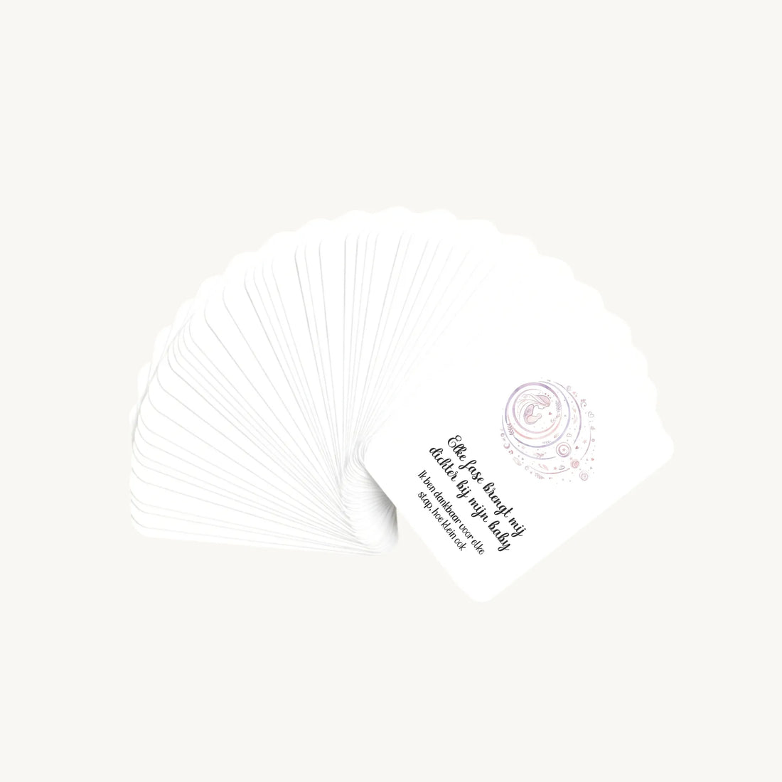 Waaier van 30 dreamy boho aquarelkaarten met affirmaties en subtekst over bevalling, waarbij alleen de bovenste kaart zichtbaar is, in een verfijnde, rustgevende stijl.