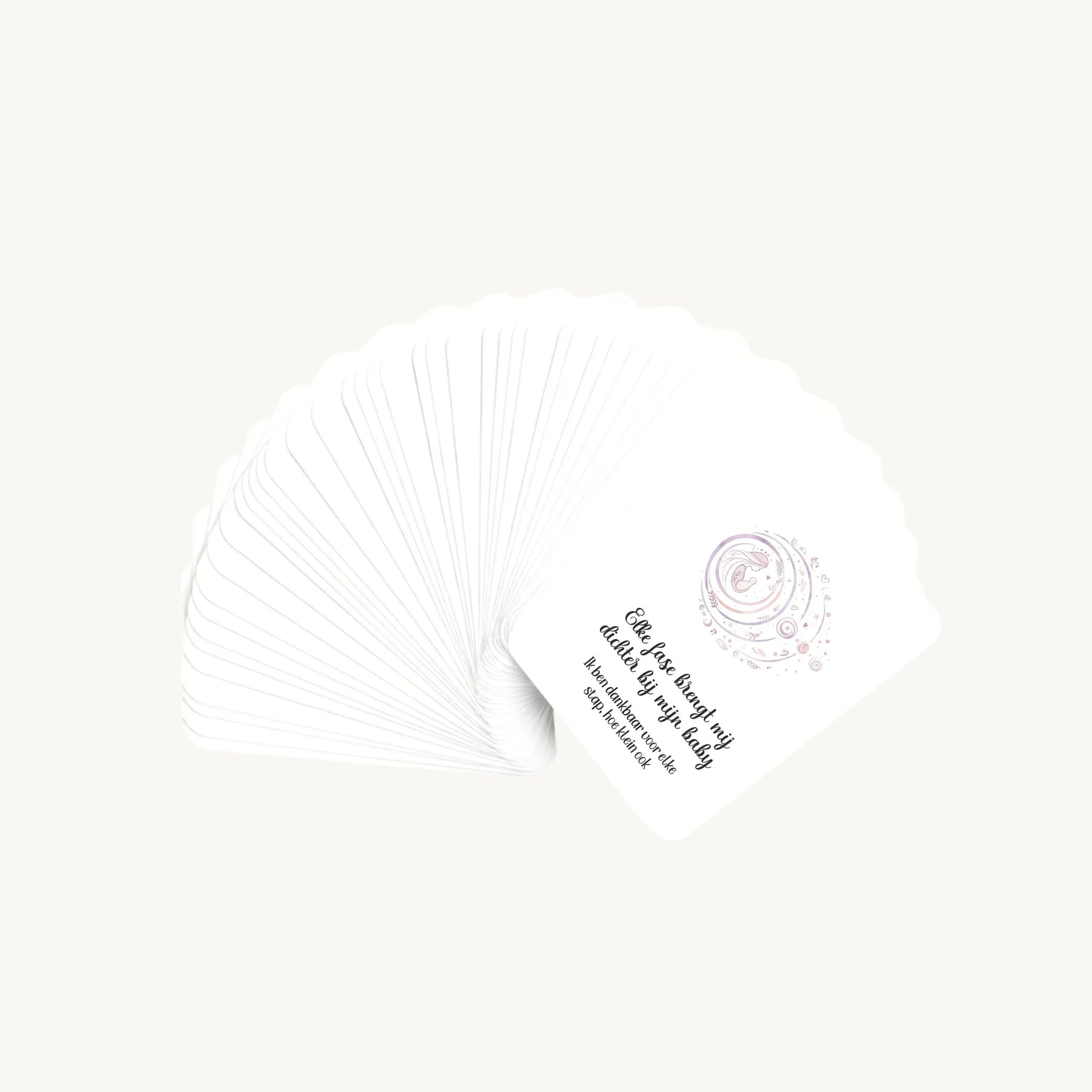 Waaier van 30 dreamy boho aquarelkaarten met affirmaties en subtekst over bevalling, waarbij alleen de bovenste kaart zichtbaar is, in een verfijnde, rustgevende stijl.