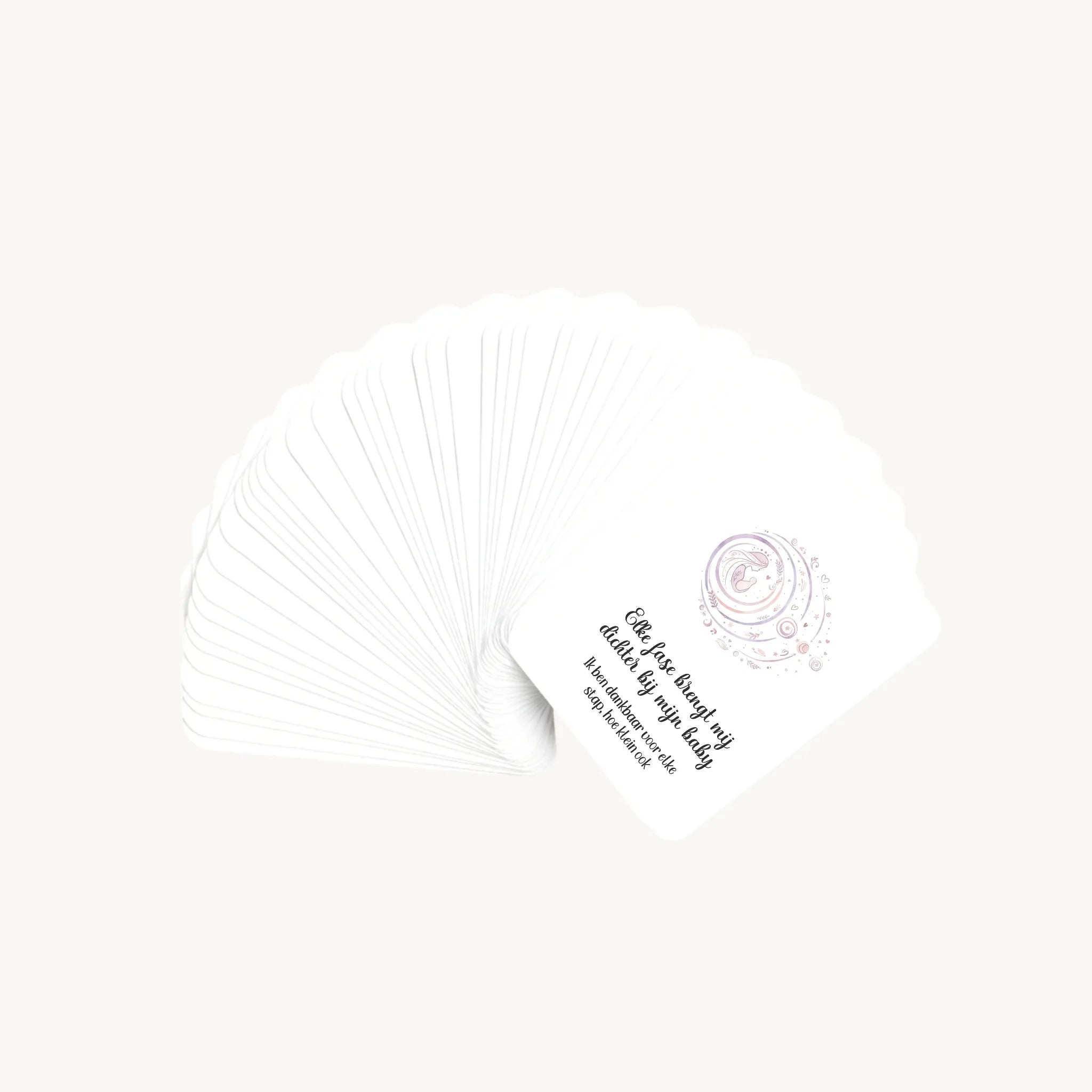 Waaier van 30 dreamy boho aquarelkaarten met affirmaties en subtekst over bevalling, waarbij alleen de bovenste kaart zichtbaar is, in een verfijnde, rustgevende stijl.