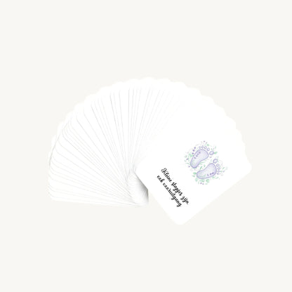 Waaier van 30 dreamy boho aquarelkaarten met korte affirmaties voor na de bevalling, waarbij alleen de bovenste illustratie zichtbaar is, in een serene en verfijnde stijl.