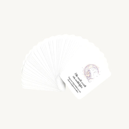 Waaier van 30 dreamy boho aquarelkaarten met affirmaties en subtekst voor na de bevalling, waarbij alleen de bovenste kaart zichtbaar is, in een rustgevende en verfijnde stijl.