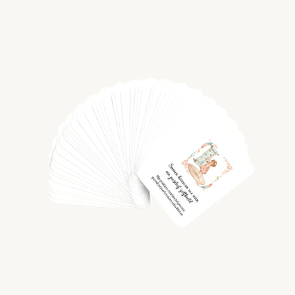 Waaier van 30 dreamy boho aquarelkaarten met affirmaties en subtekst over het opvoeden van kleuters, waarbij alleen de bovenste kaart zichtbaar is, in een verfijnde, kalme stijl.