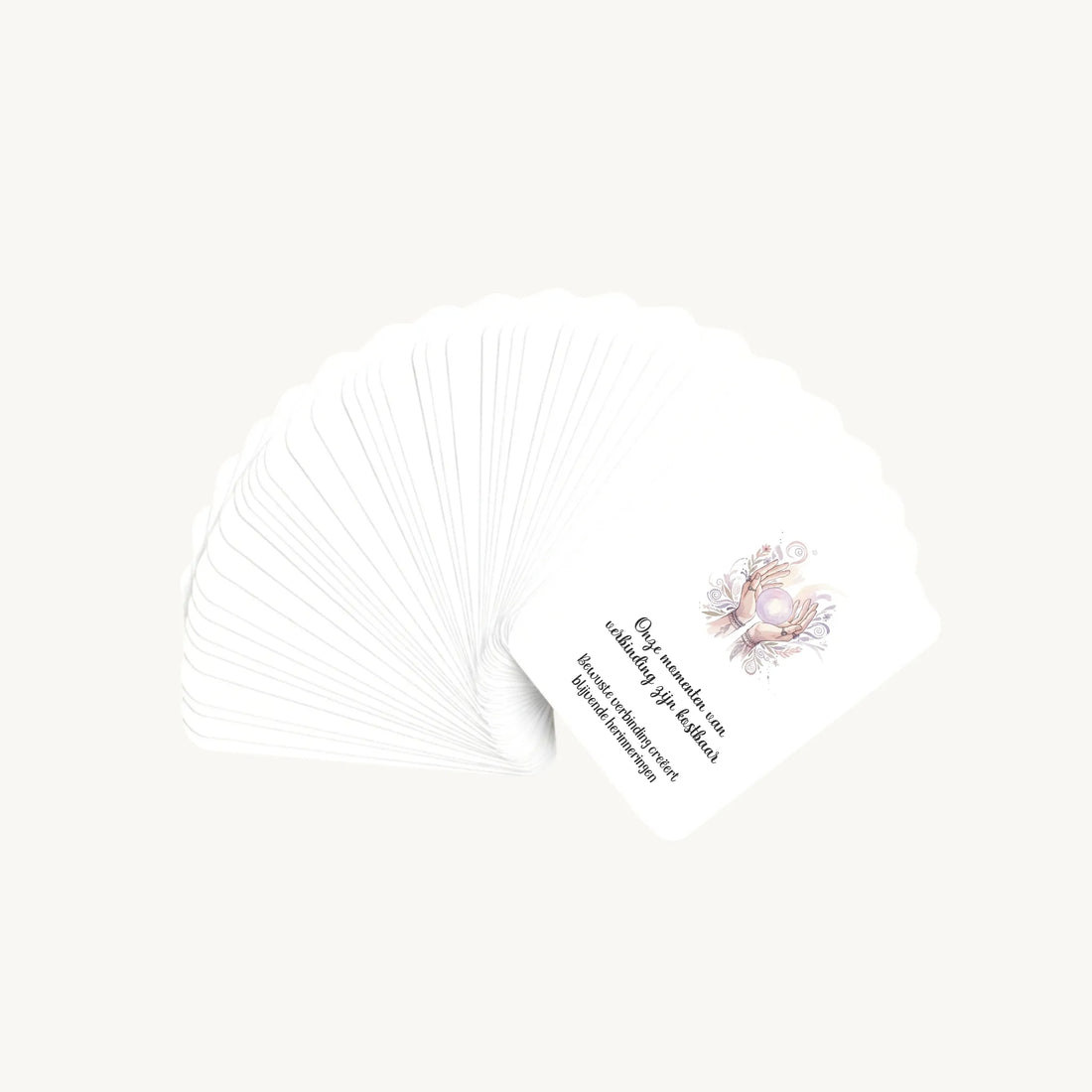 Waaier van 30 dreamy boho aquarelkaarten met affirmaties en subtekst over het opvoeden van pubers en tieners, waarbij alleen de bovenste kaart zichtbaar is, in een kalme, warme stijl vol begrip en verbinding.