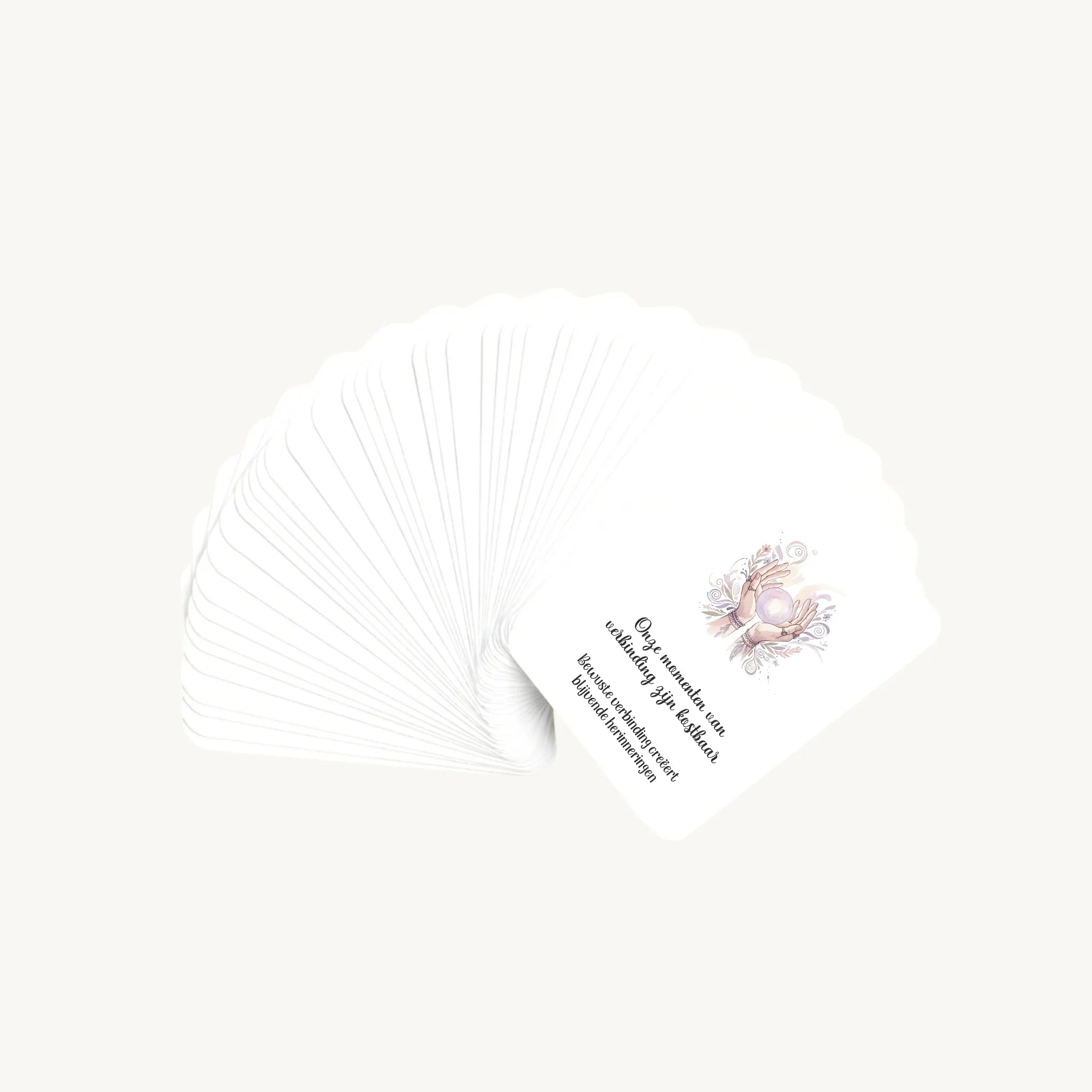 Waaier van 30 dreamy boho aquarelkaarten met affirmaties en subtekst over het opvoeden van pubers en tieners, waarbij alleen de bovenste kaart zichtbaar is, in een kalme, warme stijl vol begrip en verbinding.