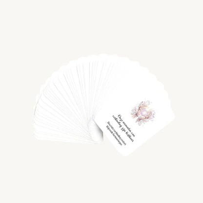 Waaier van 30 dreamy boho aquarelkaarten met affirmaties en subtekst over het opvoeden van pubers en tieners, waarbij alleen de bovenste kaart zichtbaar is, in een kalme, warme stijl vol begrip en verbinding.