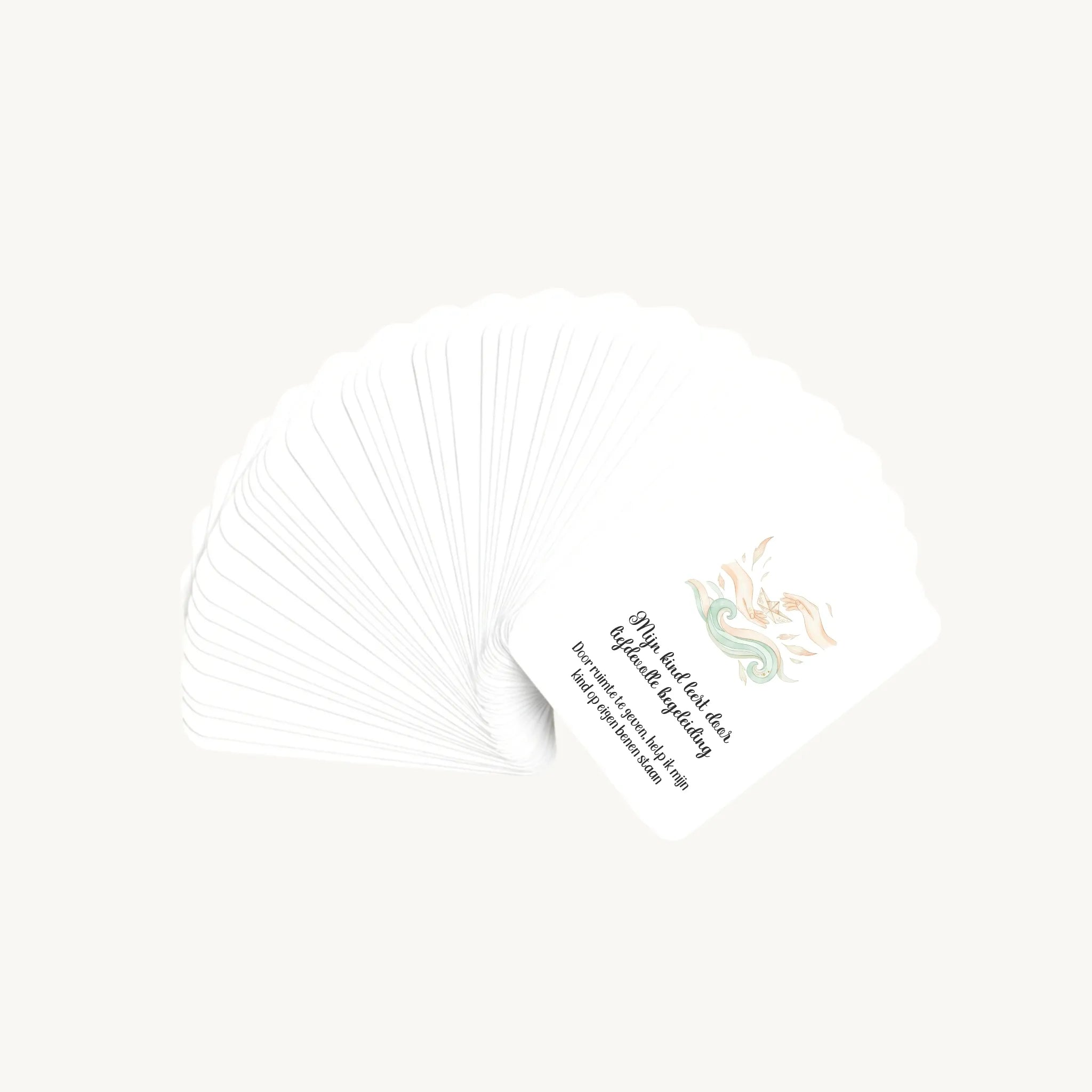 Waaier van 30 dreamy boho aquarelkaarten met affirmaties en subtekst over het opvoeden van schoolkinderen, waarbij alleen de bovenste kaart zichtbaar is, in een kalme, warme stijl vol verbinding.