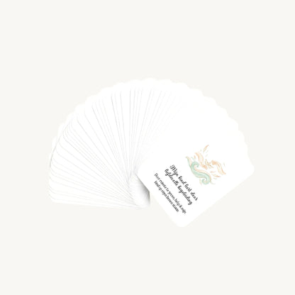 Waaier van 30 dreamy boho aquarelkaarten met affirmaties en subtekst over het opvoeden van schoolkinderen, waarbij alleen de bovenste kaart zichtbaar is, in een kalme, warme stijl vol verbinding.