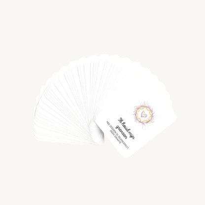 Waaier van 30 dreamy boho aquarelkaarten met affirmaties en subtekst, waarbij alleen de bovenste kaart zichtbaar is, in een verfijnde en rustgevende stijl.