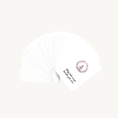 Waaier van 30 dreamy boho aquarelkaarten met korte affirmaties over zwangerschap, waarbij alleen de bovenste illustratie zichtbaar is, in een rustige en verfijnde stijl.