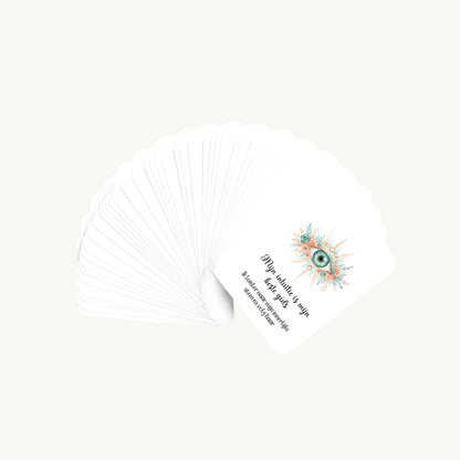 Waaier van 30 dreamy boho aquarelkaarten met affirmaties en subtekst over zwangerschap, waarbij alleen de bovenste kaart zichtbaar is, in een verfijnde en rustgevende stijl.