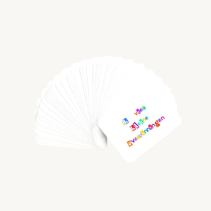 Waaier van 30 kaarten met korte teksten in ransom letter-stijl voor tieners, waarbij alleen de bovenste illustratie zichtbaar is, met een stoere creatieve uitstraling.