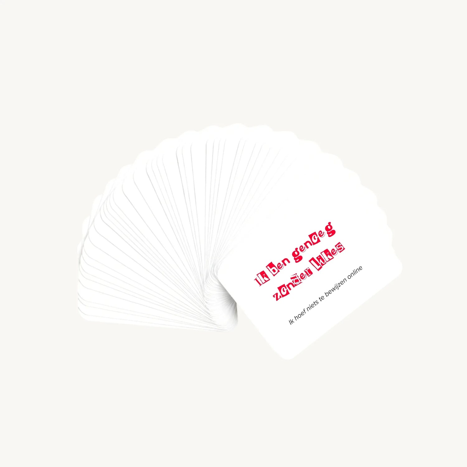 Waaier van 30 kaarten in ransom letter-stijl met affirmaties en subtekst voor tieners, waarbij alleen de bovenste kaart zichtbaar is, met een creatieve en expressieve sfeer.