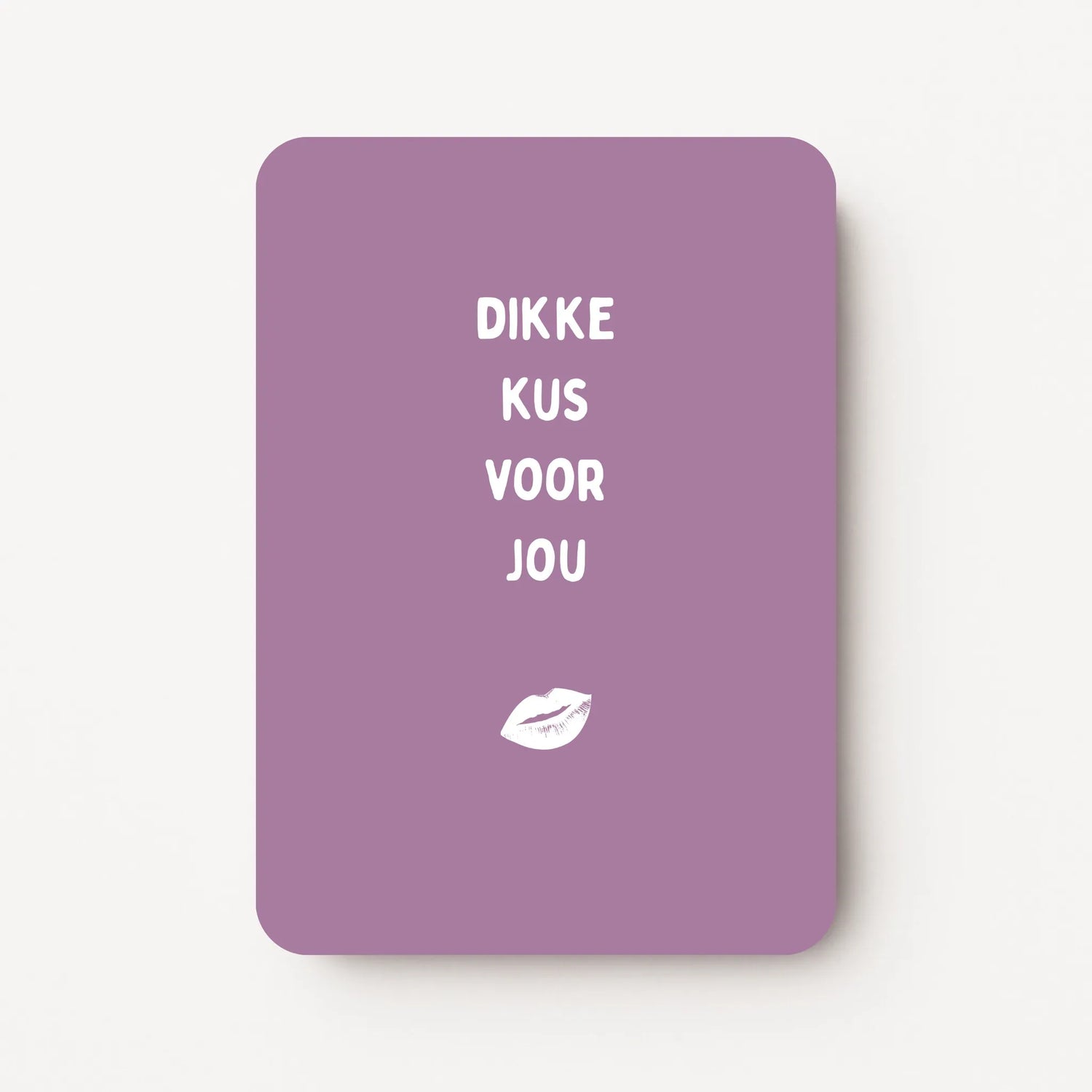 Staande paarsroze zomaarkaart met witte tekst "Dikke kus voor jou" en een lippenillustratie.