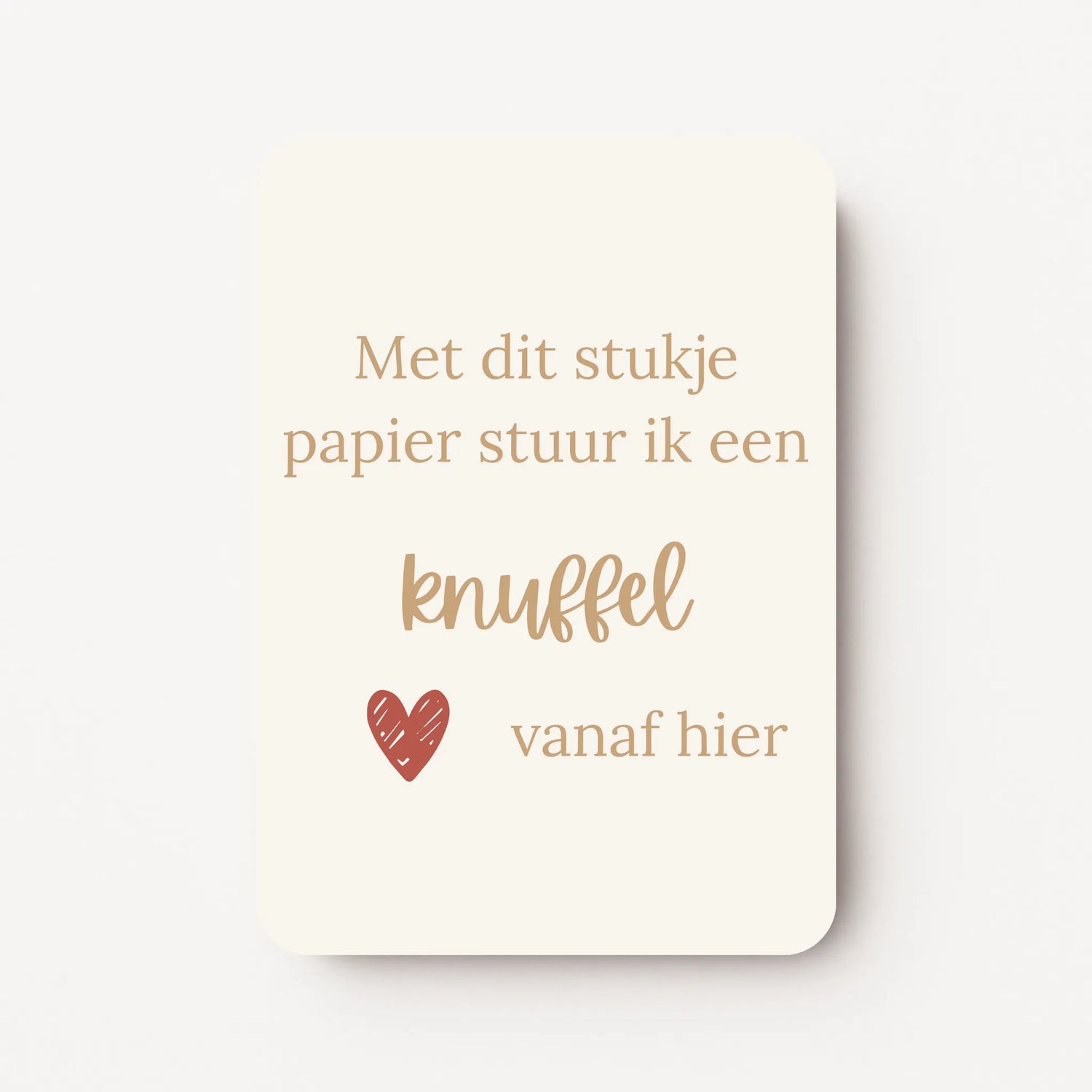 Staande crèmekleurige zomaarkaart met goudbruine tekst "Met dit stukje papier stuur ik een knuffel vanaf hier" en een rood hartje.