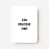 Staande witte zomaarkaart met zwarte tekst "Een positieve vibe!".