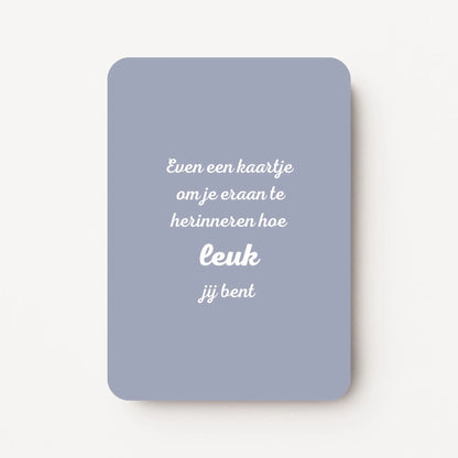 Staande paarsroze zomaarkaart met witte tekst "Een kaartje om je eraan te herinneren hoe leuk je bent".