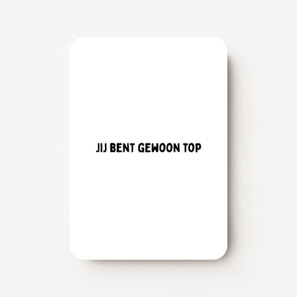 Staande zomaarkaart met zwarte tekst ‘Jij bent gewoon top’, minimalistisch ontwerp op witte achtergrond, flatlay op witte ondergrond.