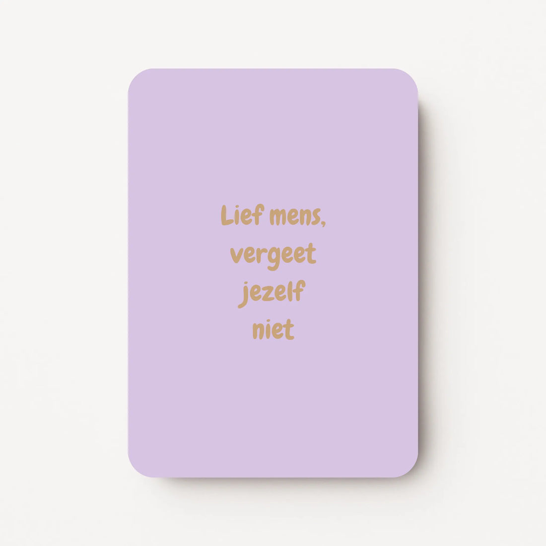 Staande kaart met tekst ‘Lief mens, vergeet jezelf niet’ in goudbruine letters op een zachte lavendel achtergrond, flatlay op witte ondergrond.