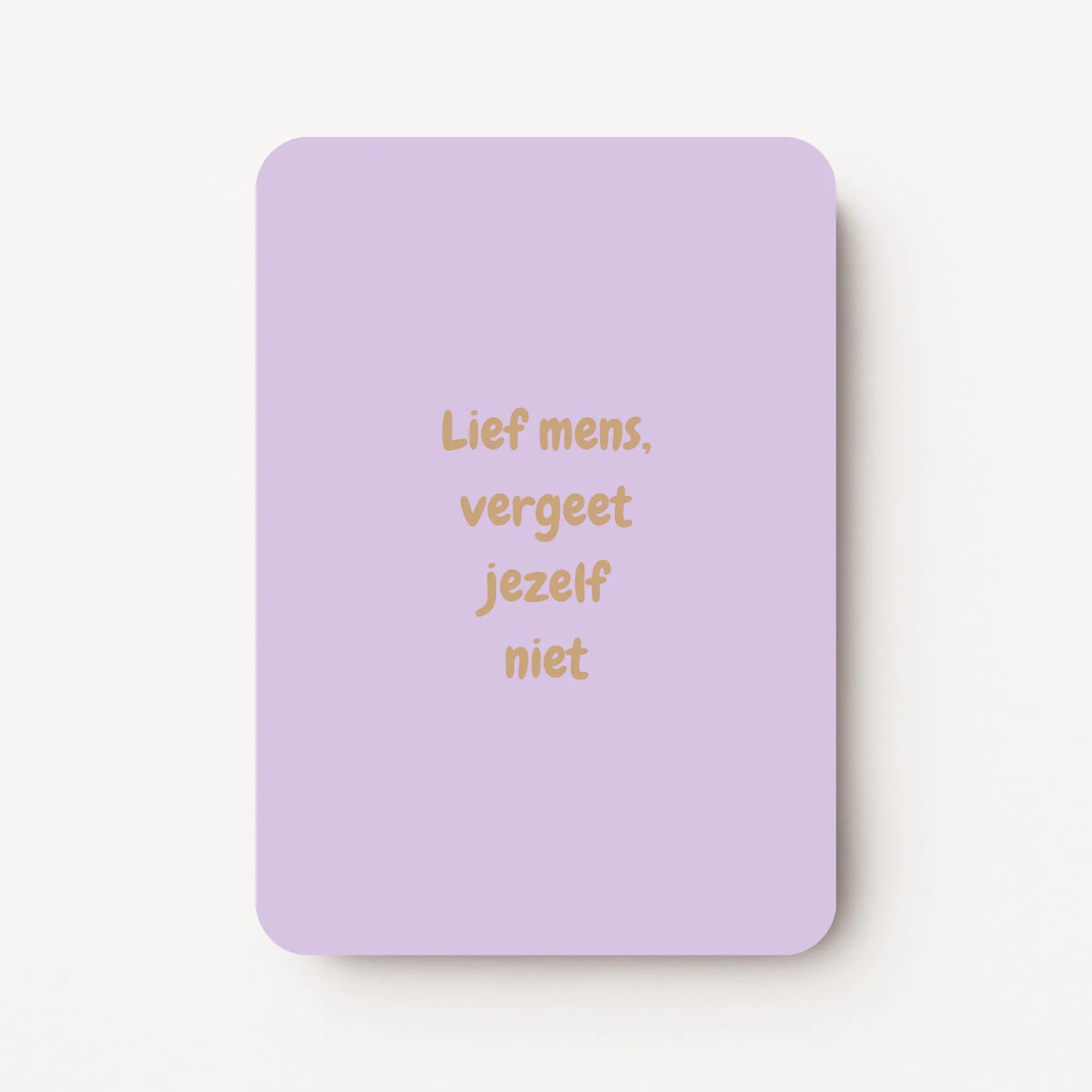 Staande lavendelkleurige zomaarkaart met goudbruine tekst "Lief mens, vergeet jezelf niet".