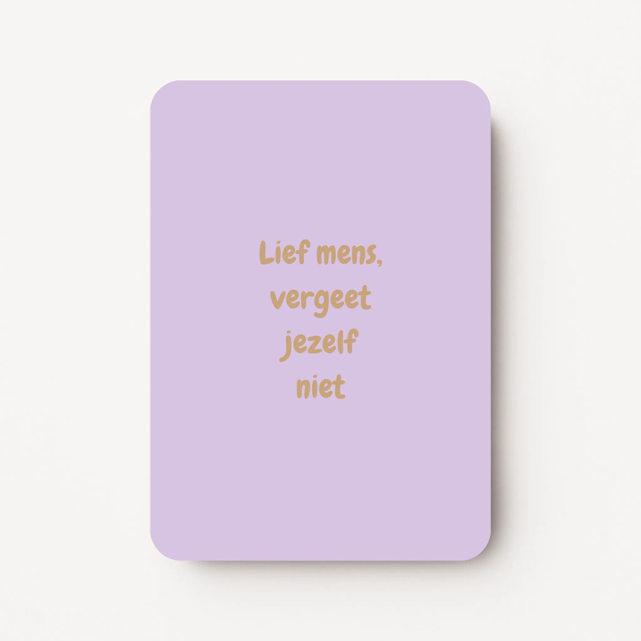 Staande lavendelkleurige zomaarkaart met goudbruine tekst "Lief mens, vergeet jezelf niet".