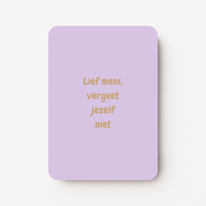 Staande lavendelkleurige zomaarkaart met goudbruine tekst "Lief mens, vergeet jezelf niet".