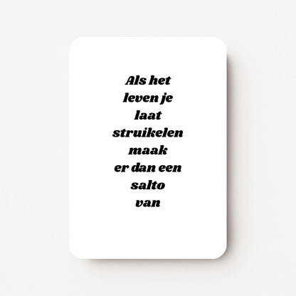 Staande kaart met zwarte tekst ‘Als het leven je laat struikelen, maak er dan een salto van’ op witte achtergrond, minimalistische stijl, flatlay op witte ondergrond.