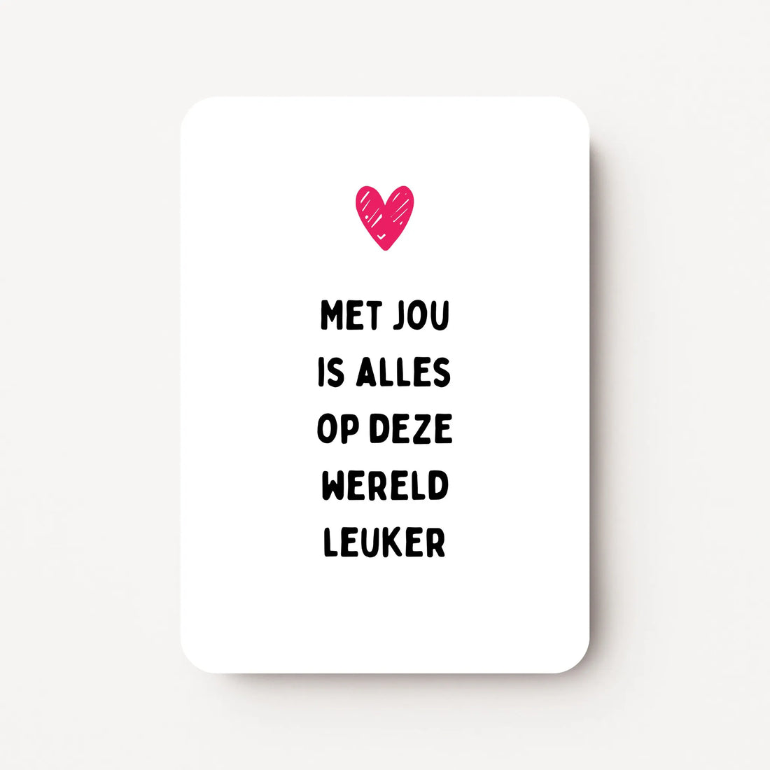 Staande zomaarkaart met zwarte tekst ‘Met jou is alles op deze wereld leuker’ en een hartje erboven, minimalistisch ontwerp op witte achtergrond, flatlay op witte ondergrond.