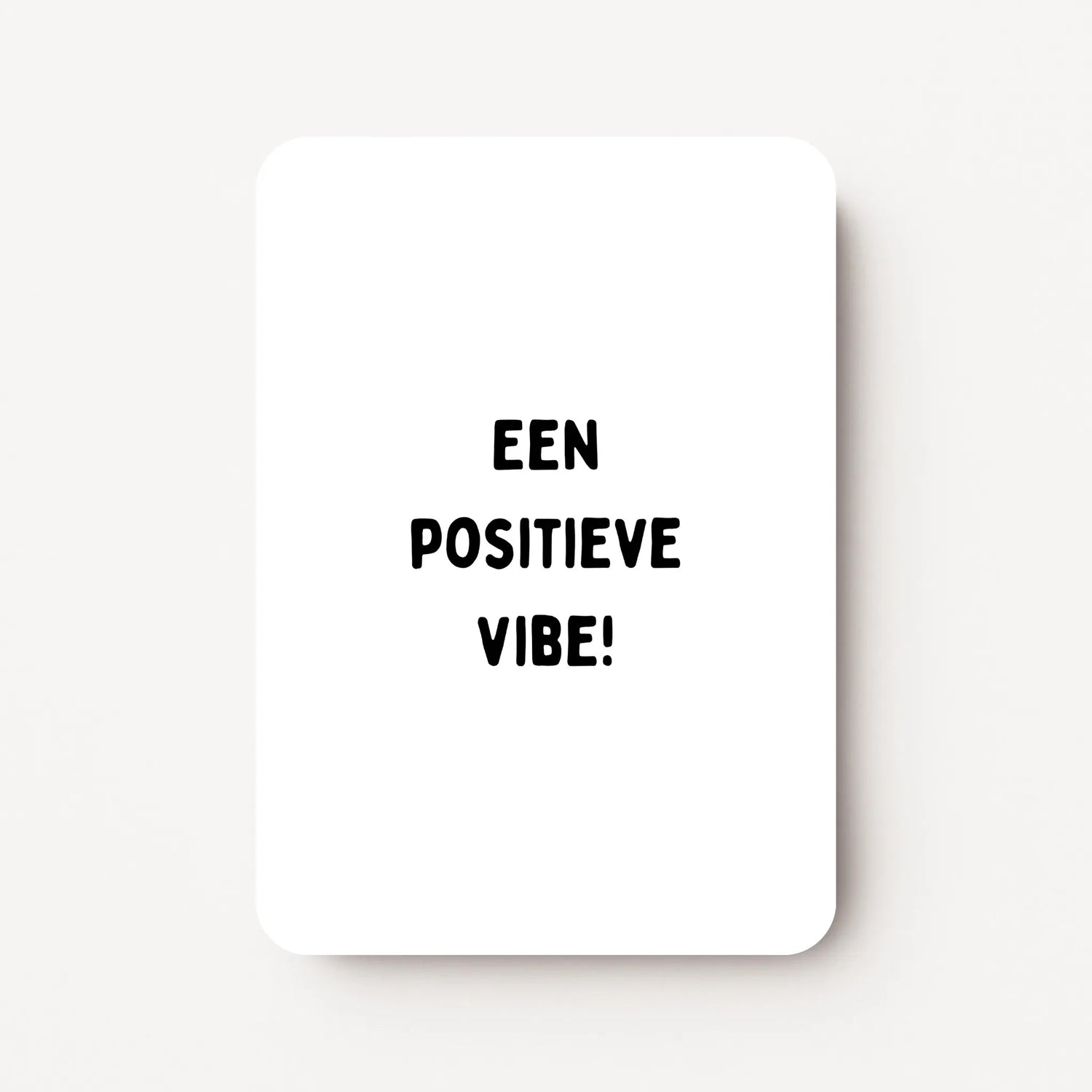 Staande zomaarkaart met zwarte tekst ‘Een positieve vibe!’, flatlay op witte ondergrond.