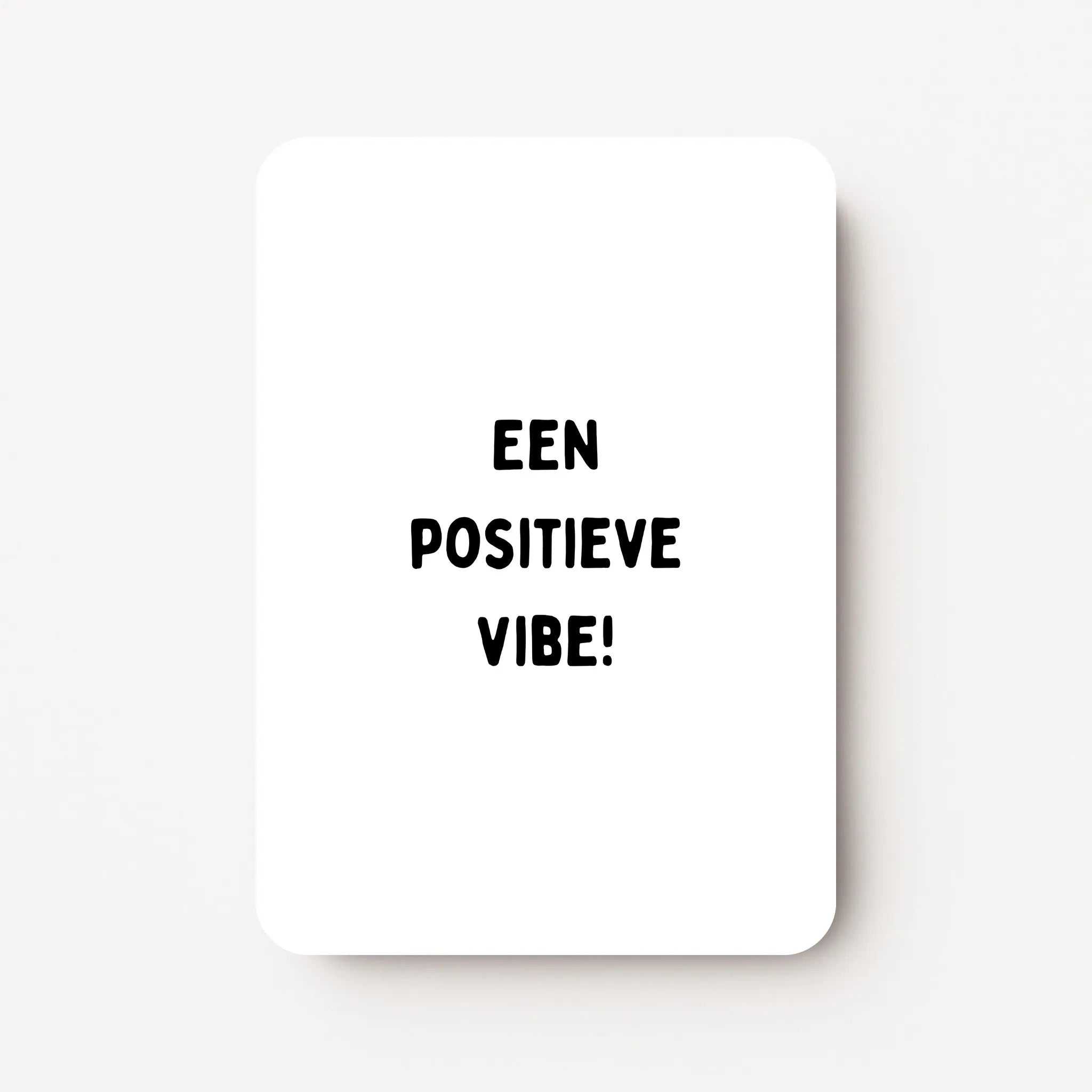 Staande zomaarkaart met zwarte tekst ‘Een positieve vibe!’, flatlay op witte ondergrond.